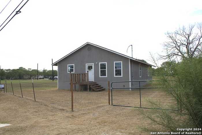 photo 1: 7527 Richter Rd, Elmendorf TX 78112