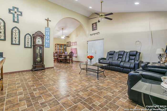 photo 2: 615 N Vinton St, Pearsall TX 78061