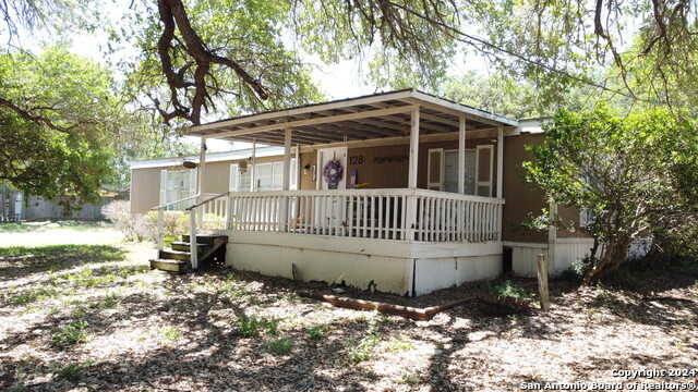 photo 1: 128 WINSHIP RD, Pleasanton TX 78064