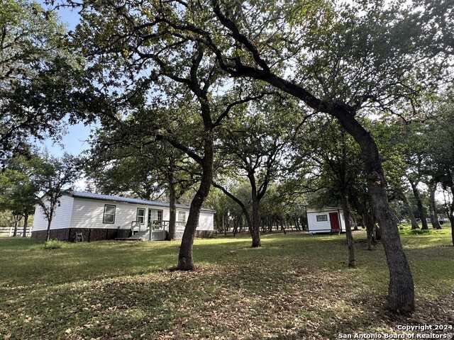 photo 3: 402 GALVESTON ST, Bandera TX 78003