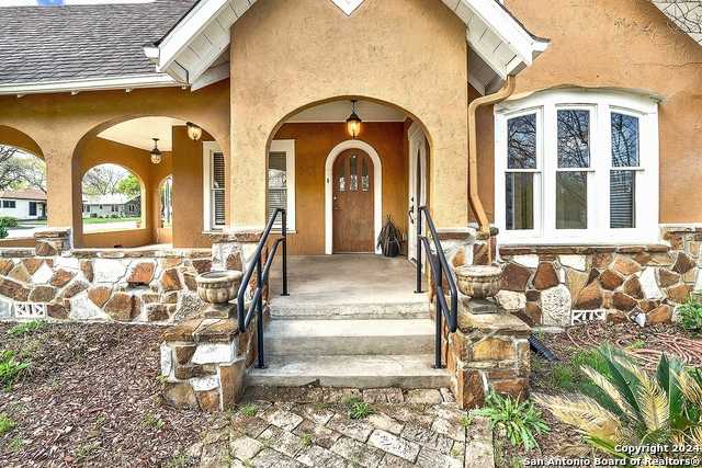 photo 2: 1108 W COLL ST, New Braunfels TX 78130