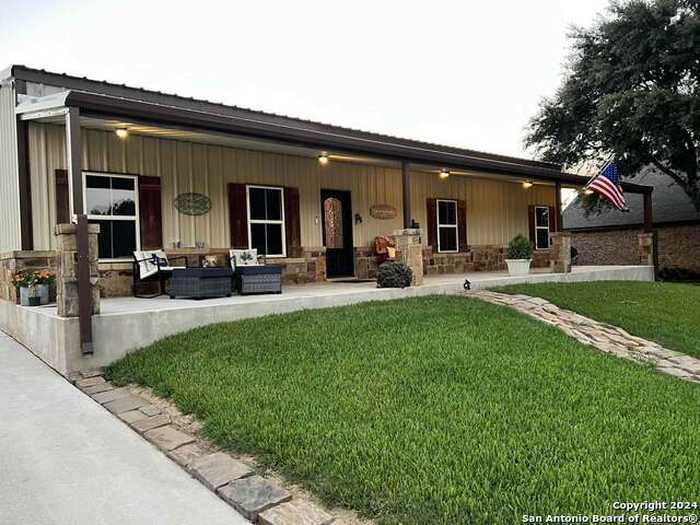 photo 2: 418 TAILWIND DR, Seguin TX 78155