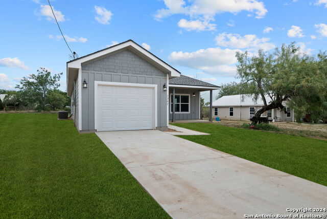 photo 3: 1307 Willow St, Jourdanton TX 78026