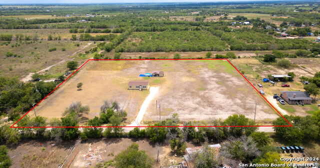 photo 3: 682 COUNTY ROAD 6725, Devine TX 78016