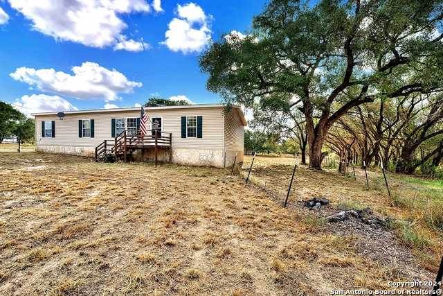 photo 2: 122 HICKORY CIR, Floresville TX 78114