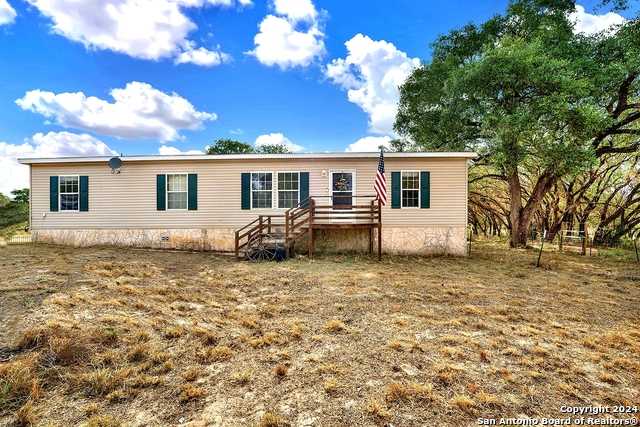 photo 3: 122 HICKORY CIR, Floresville TX 78114