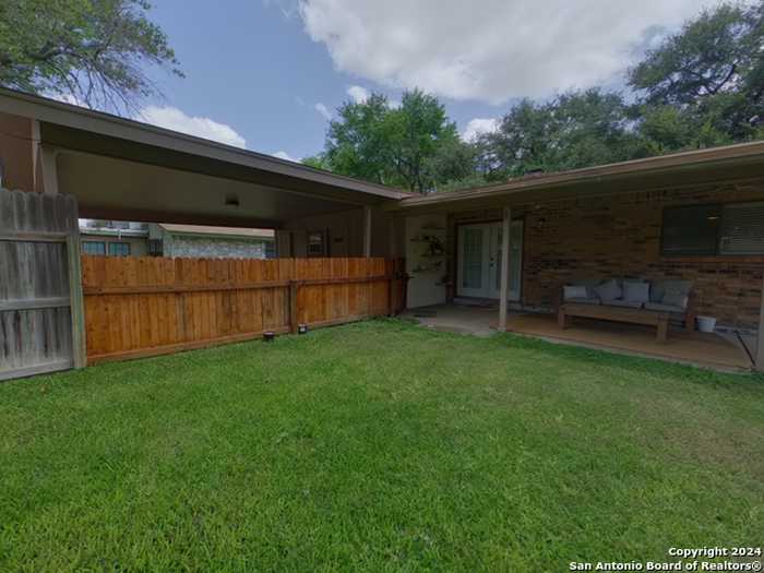 photo 2: 116 BARRY ST, Uvalde TX 78801