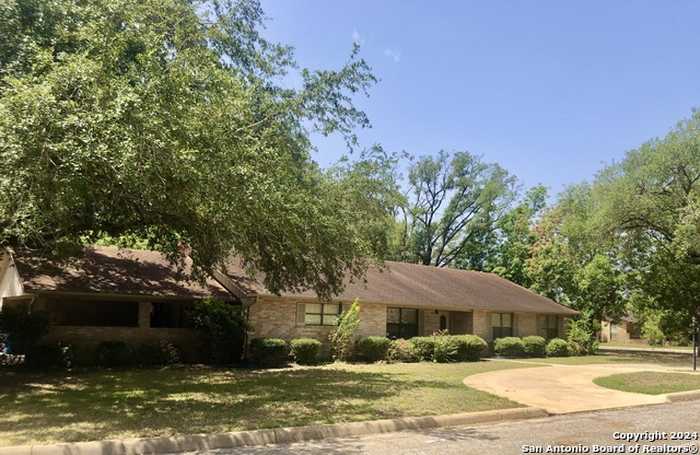 photo 1: 1219 Mockingbird, Pleasanton TX 78064