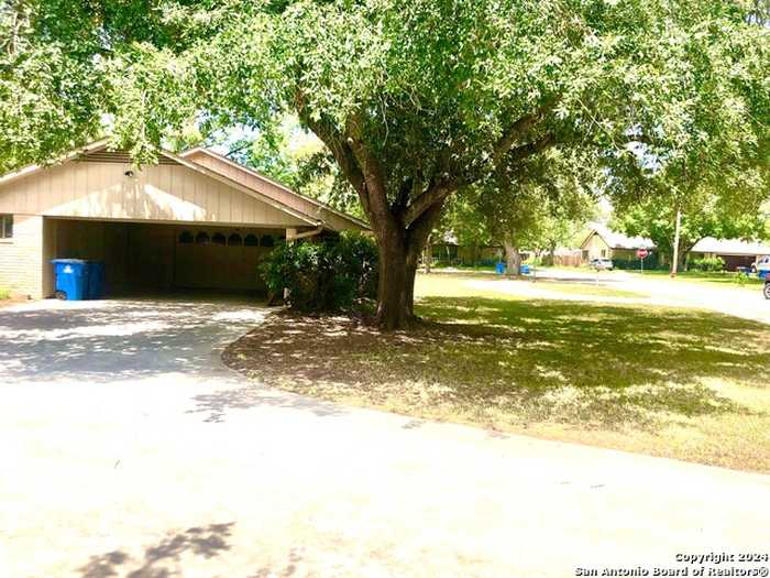 photo 2: 1219 Mockingbird, Pleasanton TX 78064