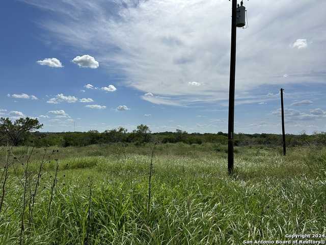 photo 2: 500 Goliad Rd, Floresville TX 78114