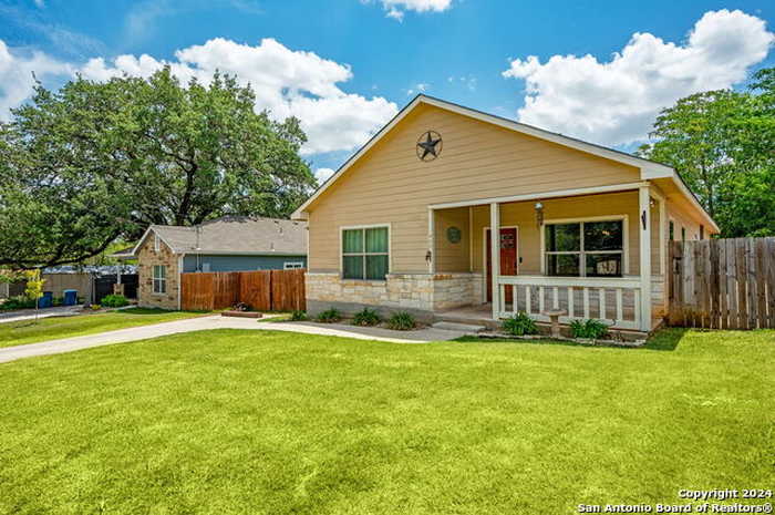 photo 1: 419 W HUNT ST, Pleasanton TX 78064