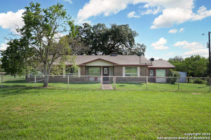 photo 2: 1520 COUNTY ROAD 223, Floresville TX 78114