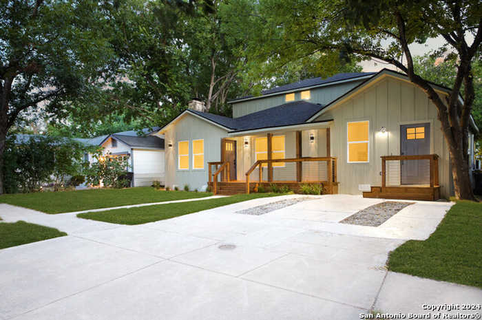 photo 2: 2042 W CRAIG PL, San Antonio TX 78201