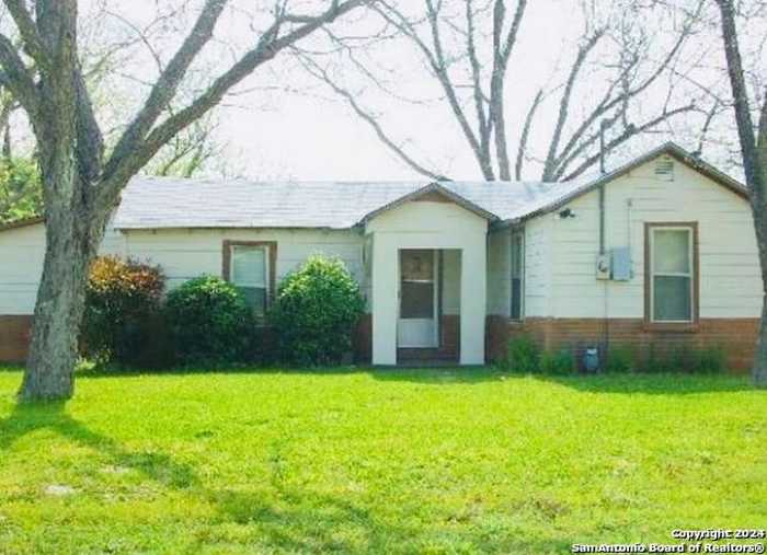 photo 1: 306 CAMPBELL AVE, Jourdanton TX 78026