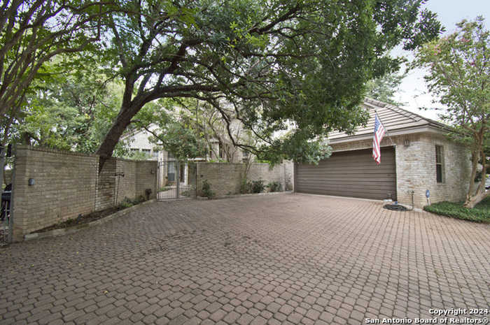 photo 2: 7 & 9 SCARBOROUGH SQ, San Antonio TX 78218