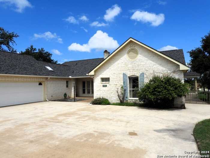 photo 2: 346 KNOLLWOOD CIR, Bandera TX 78003