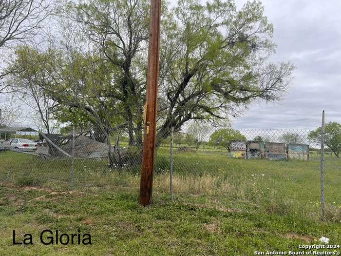 photo 1: 18746 Lagloria Rd, Elmendorf TX 78112