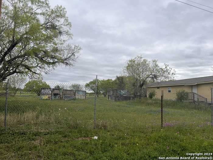 photo 2: 18746 Lagloria Rd, Elmendorf TX 78112