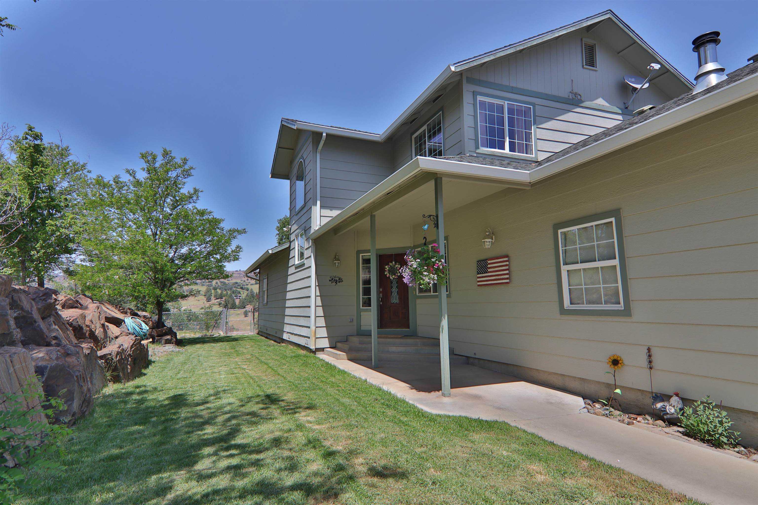 photo 2: 14518 Rainbow St, Hornbrook CA 96044