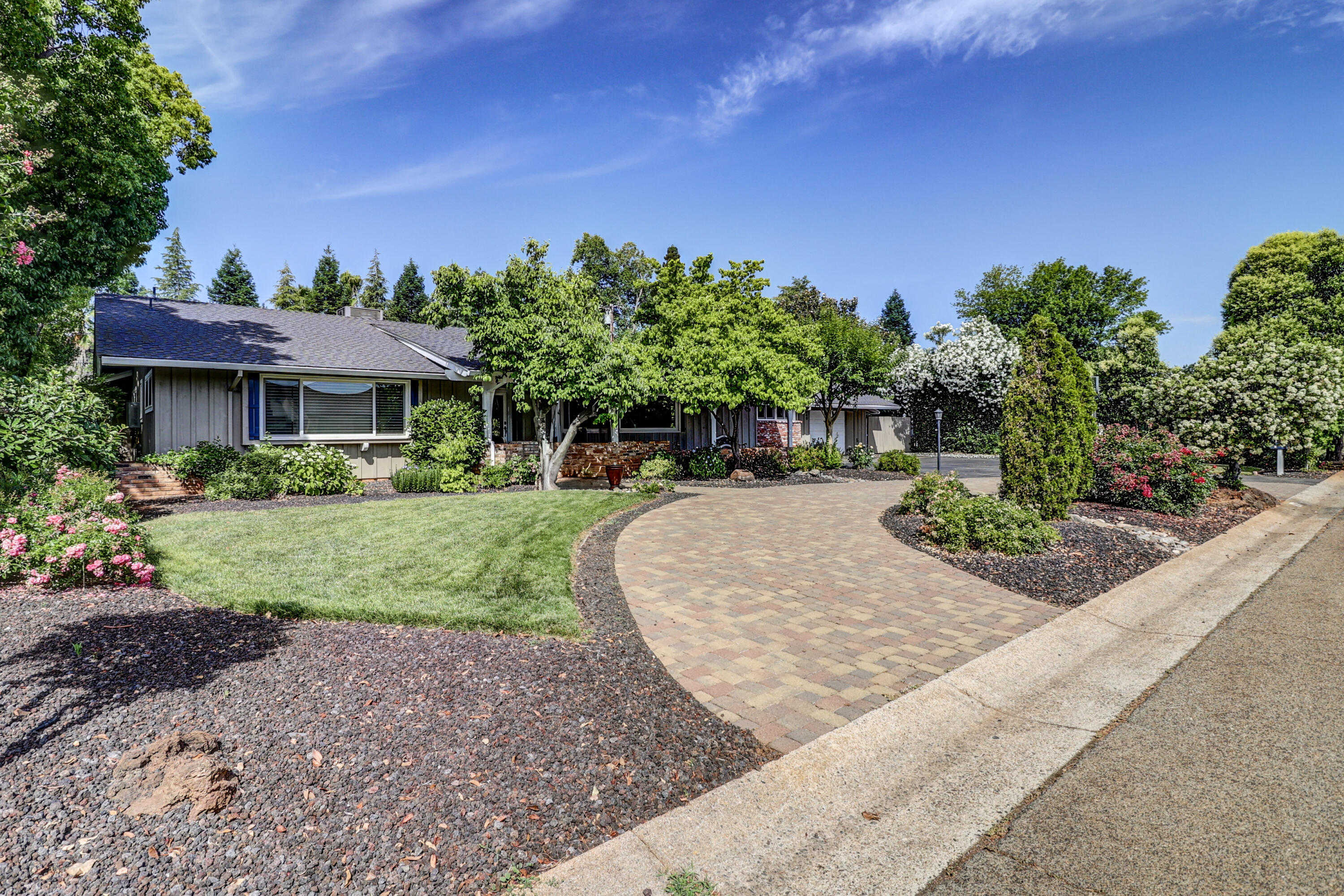 photo 3: 840 Hallmark Drive, Redding CA 96001