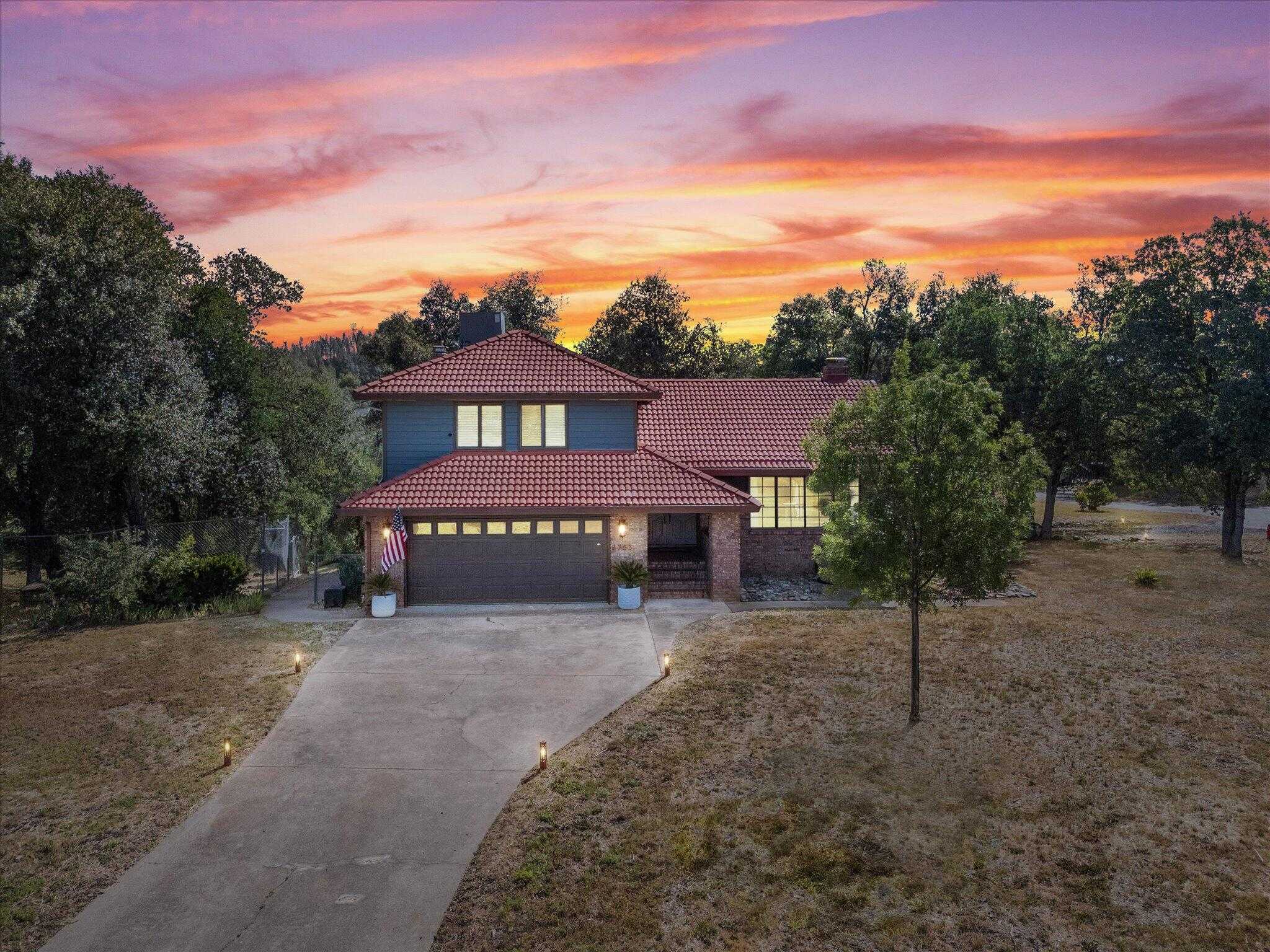 photo 2: 8753 Glendive Lane, Redding CA 96001