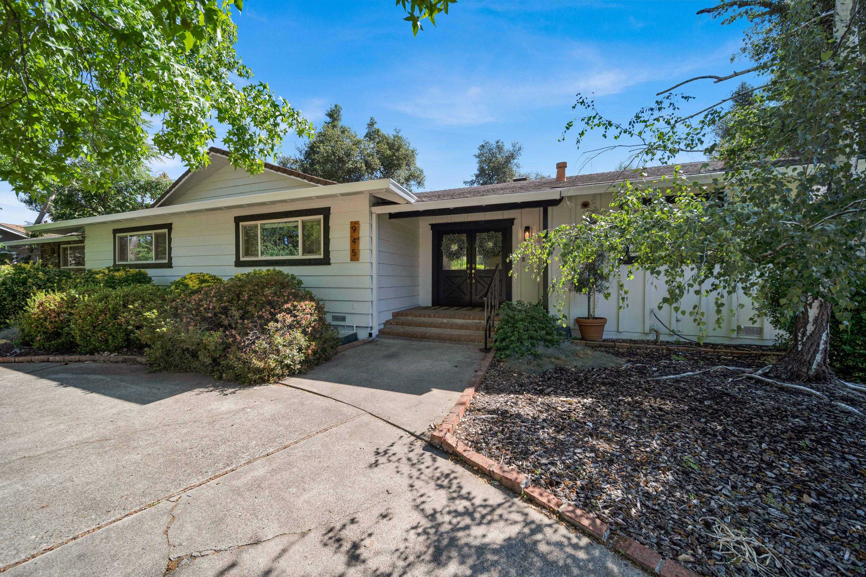 photo 1: 945 Hallmark Drive, Redding CA 96001