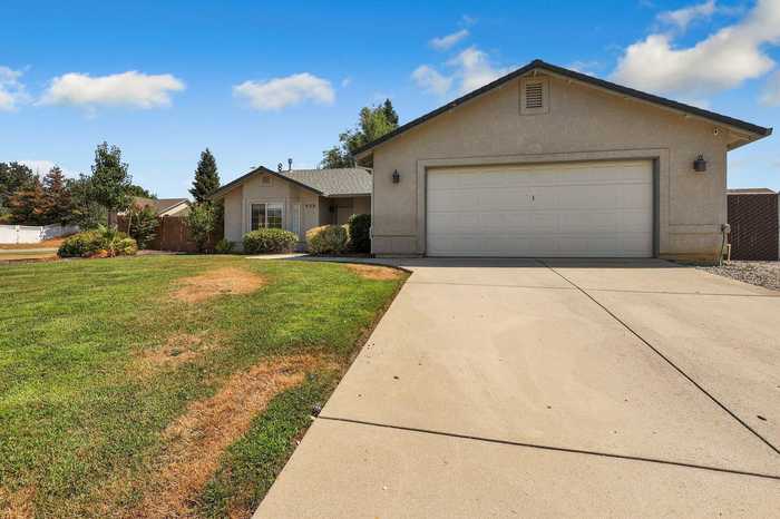 photo 2: 920 Paramount Way, Redding CA 96003