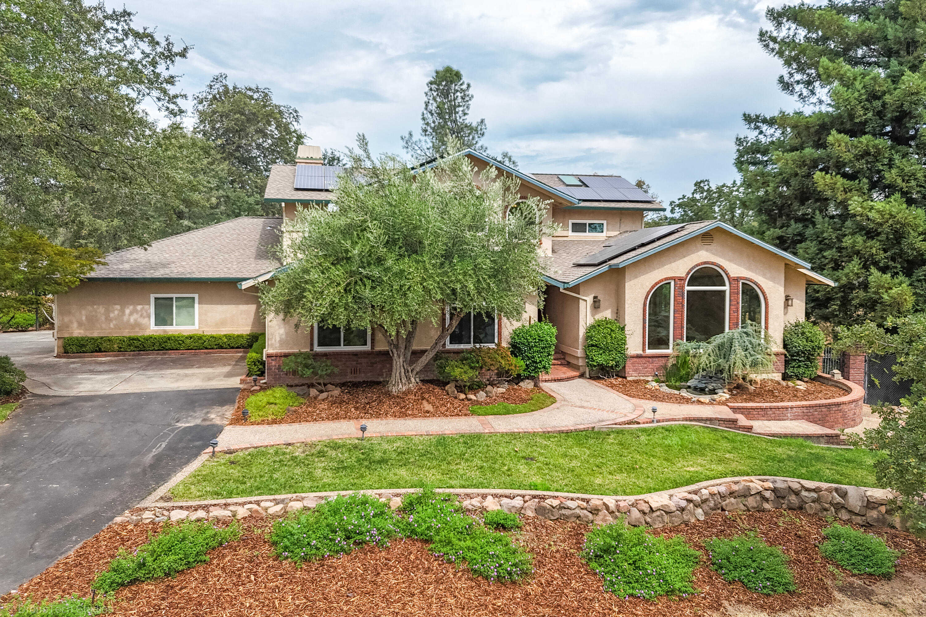 photo 3: 8107 Montgomery Circle, Redding CA 96001