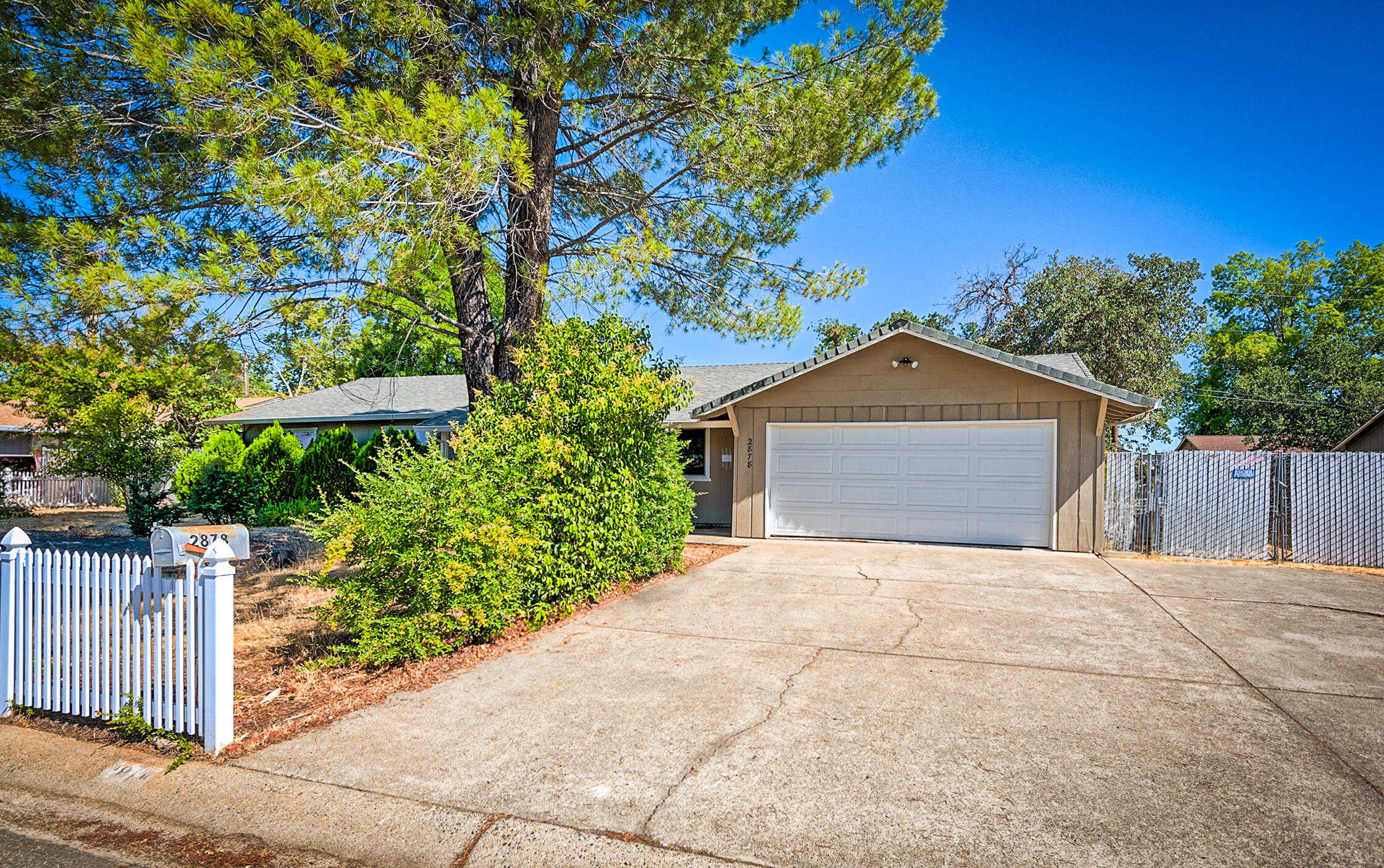 photo 2: 2878 Wilson Avenue, Redding CA 96002