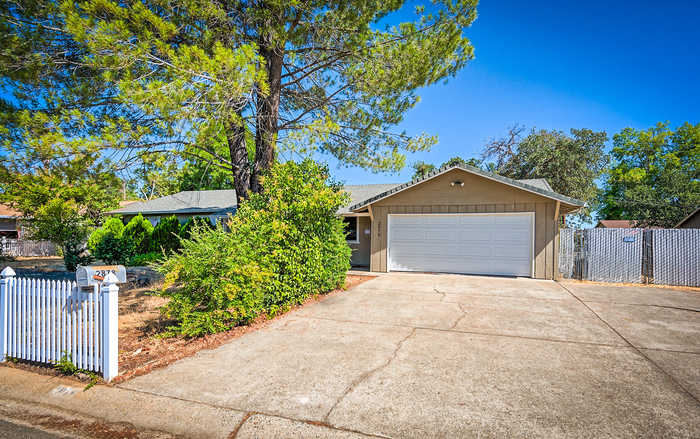 photo 2: 2878 Wilson Avenue, Redding CA 96002