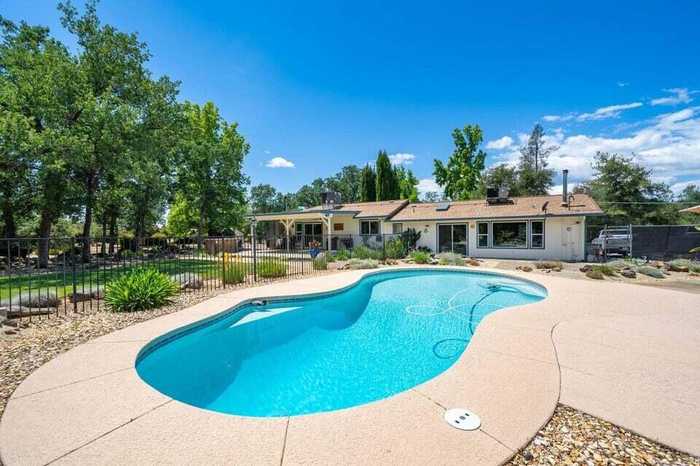 photo 2: 10141 Roadrunner Way, Redding CA 96003