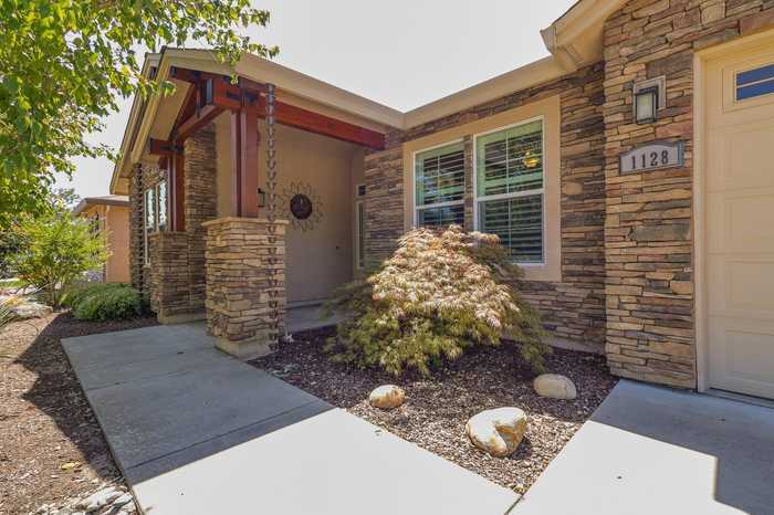 photo 1: 1128 Hope Lane, Redding CA 96003