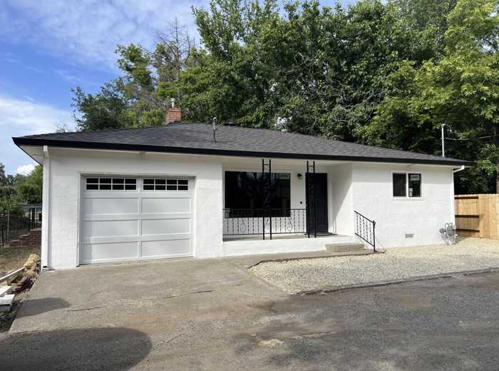 photo 2: 370 Revilo Dr, Redding CA 96001