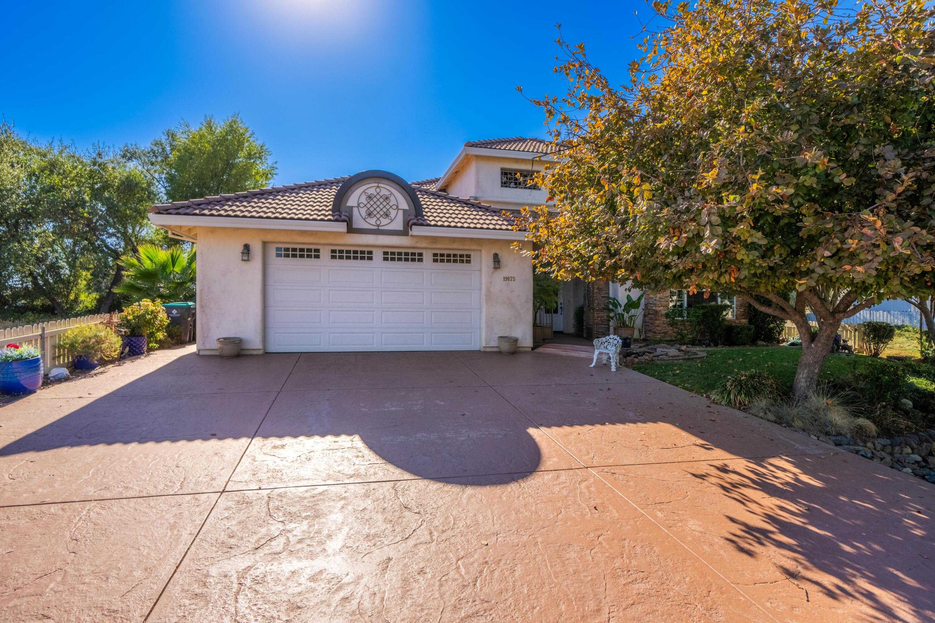 photo 1: 19175 Banner Way, Cottonwood CA 96022