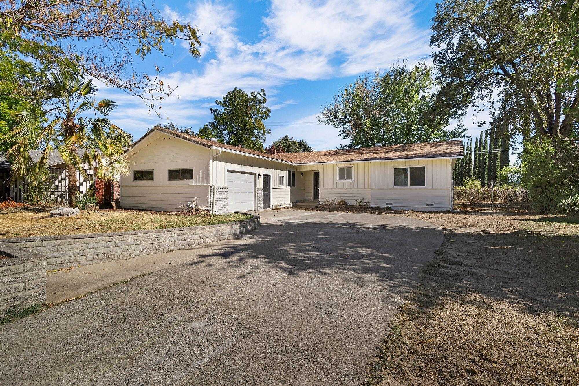 photo 2: 2163 Sycamore Drive, Redding CA 96001