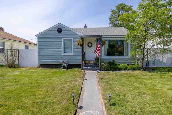 photo 1: 4823 N Oak St, Spokane WA 99205