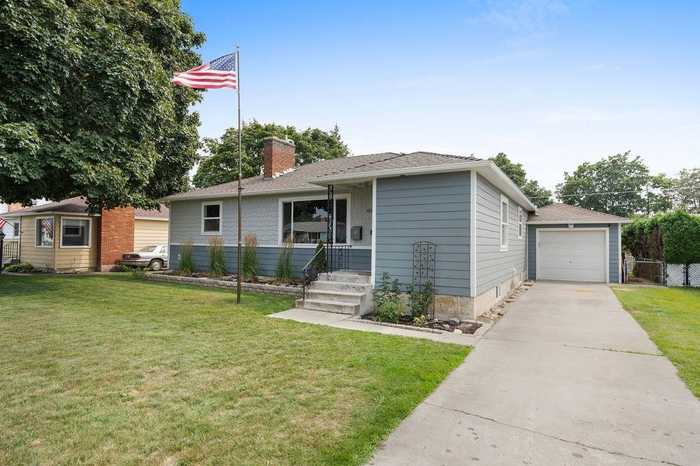 photo 1: 608 E Courtland Ave, Spokane WA 99207