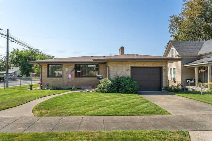 photo 1: 560 E Lacrosse Ave, Spokane WA 99207