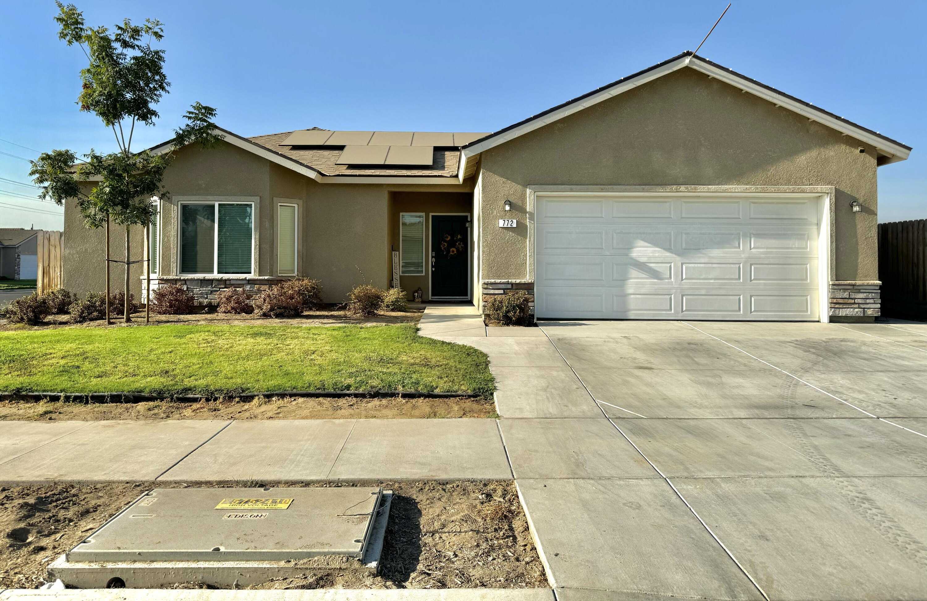 photo 1: 772 W Pin Oak Avenue, Porterville CA 93257