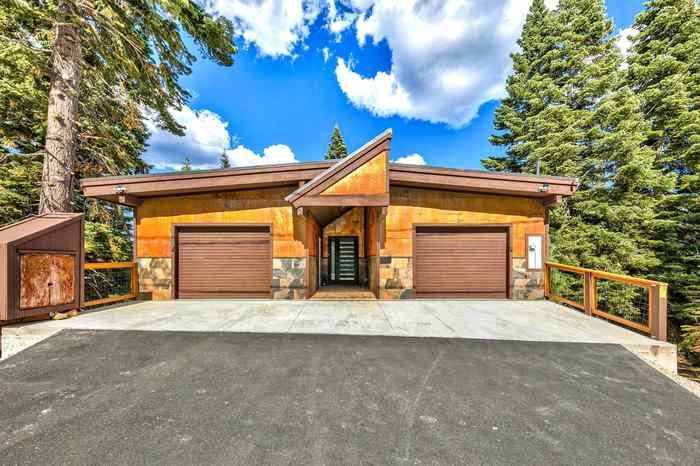 photo 1: 13405 Skislope Way, Truckee CA 96161