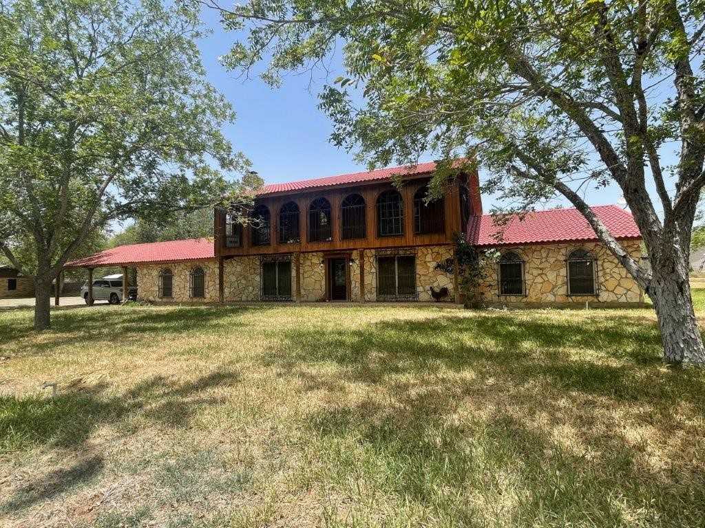 photo 1: 610 W Kohler Street, Hebbronville TX 78361