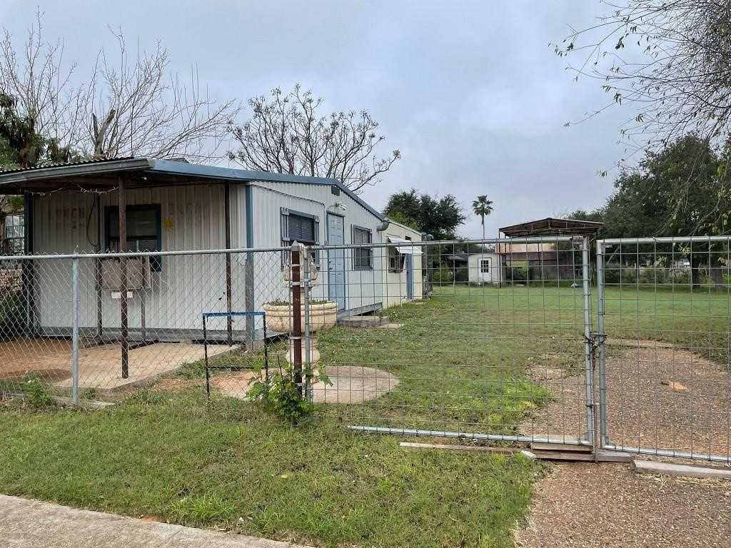 photo 1: 304 E Kohler Street, Hebbronville TX 78361