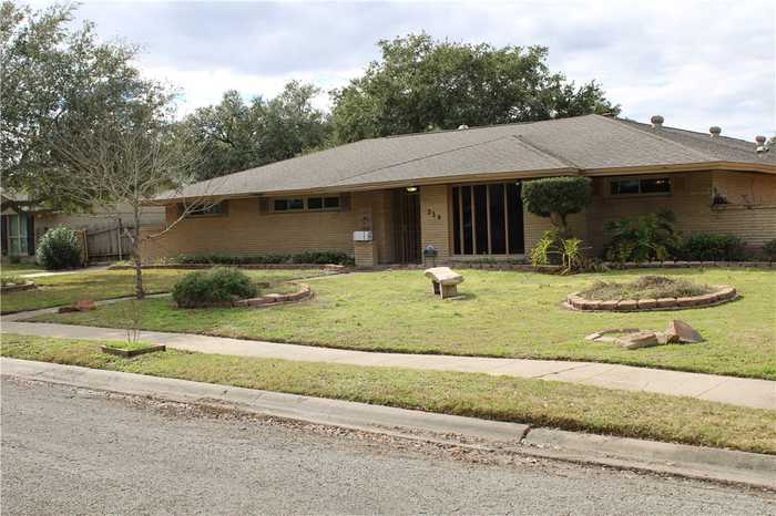 photo 2: 234 Cape Henry Drive SE, Corpus Christi TX 78412