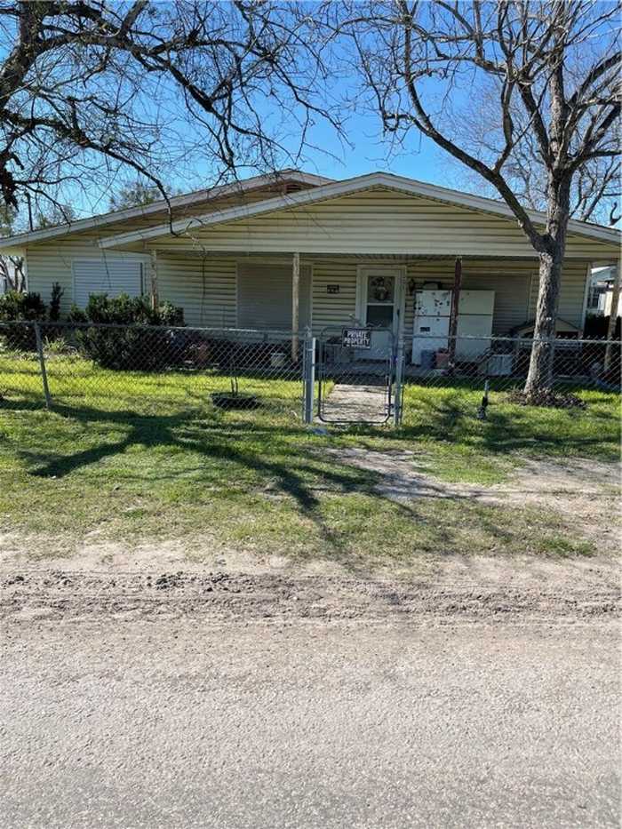 photo 1: 1001 N MCANALLY, Mathis TX 78368