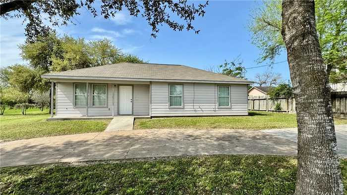 photo 2: 807 N Avenue D, Beeville TX 78102