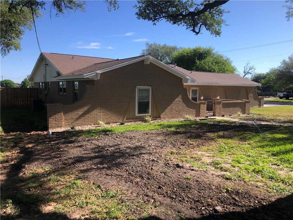 photo 2: 400 W Soyars Avenue, Orange Grove TX 78372