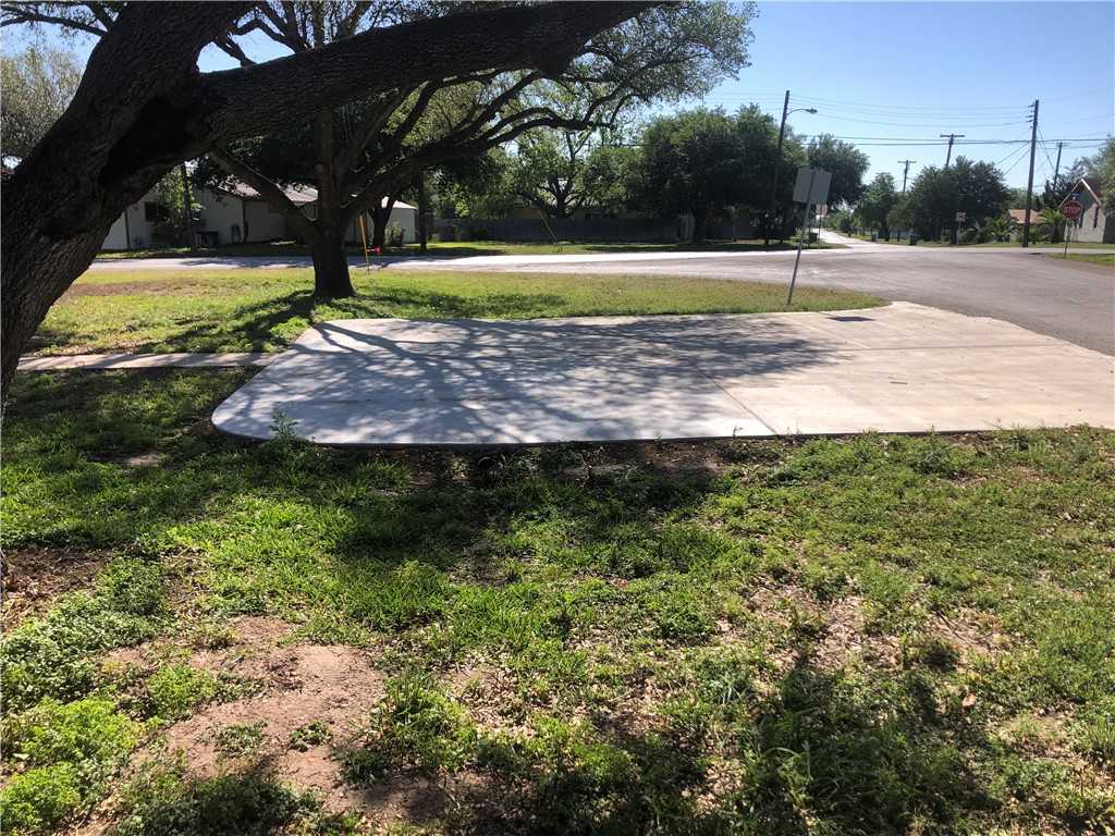 photo 3: 400 W Soyars Avenue, Orange Grove TX 78372