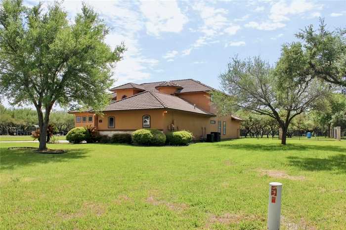 photo 2: 203 Fairway, Beeville TX 78102