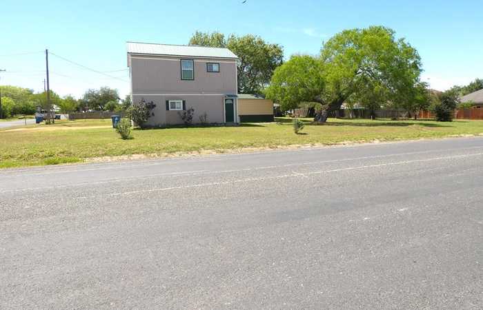 photo 2: 911 E Steiner Street, Beeville TX 78102