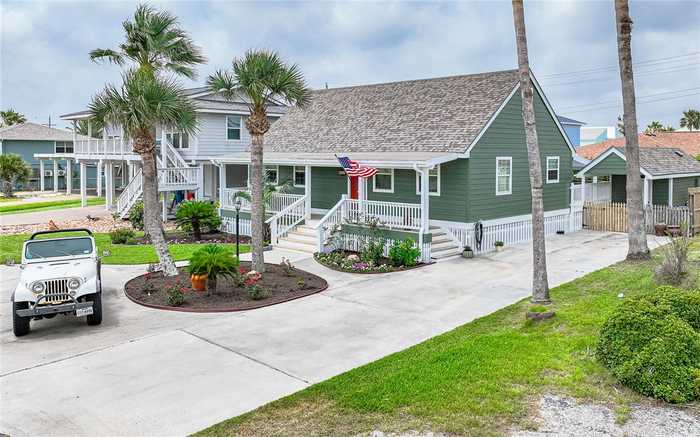 photo 1: 32 Nassau Drive, Rockport TX 78382